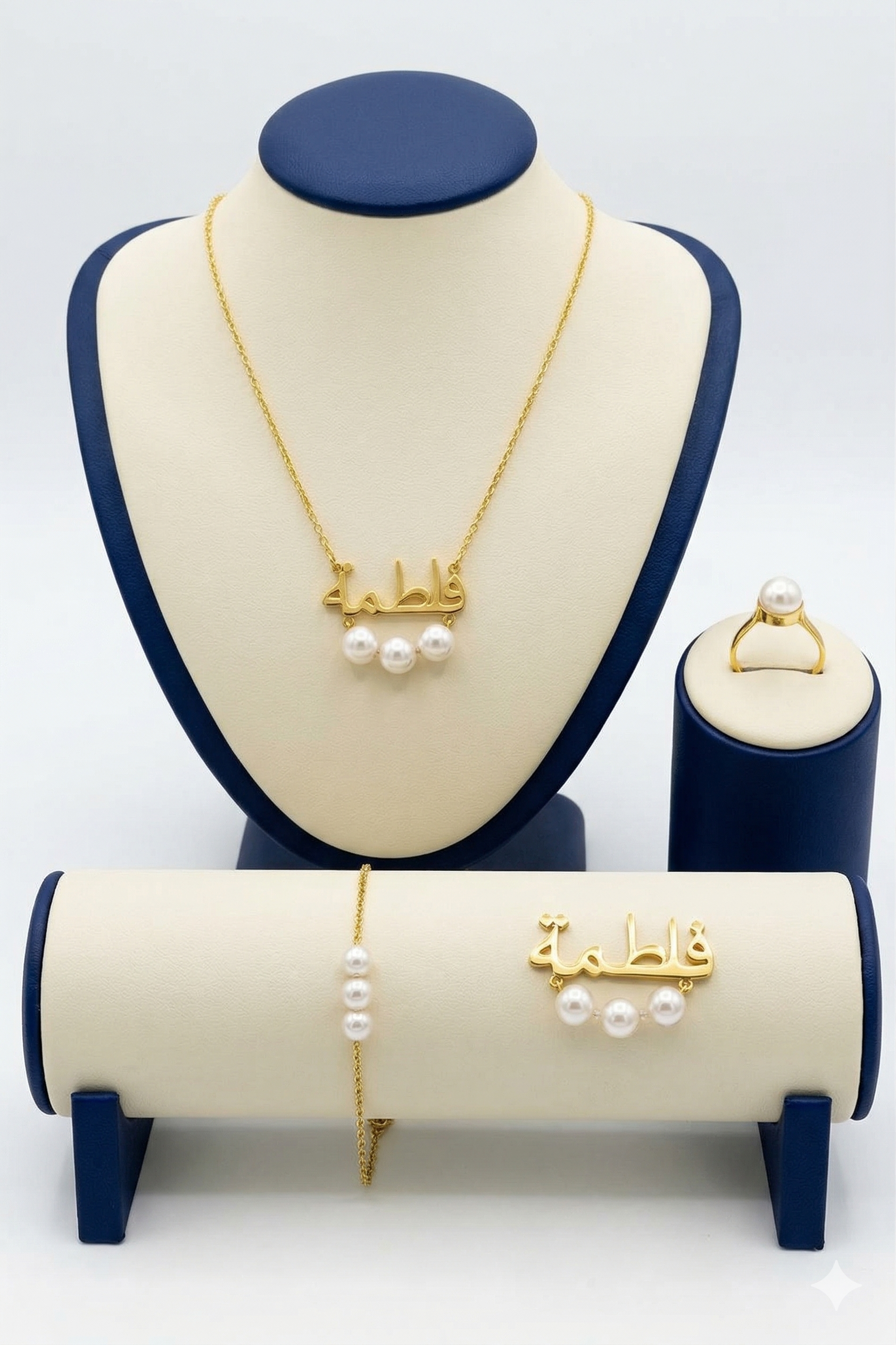 طقم كامل فاخر فضة مطلية بالذهب يشمل بروش وقلادة وسوارة منقوشة بالاسم — بروشات عُمان